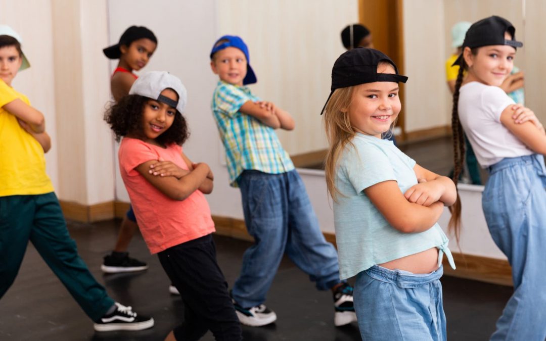 Niños practicando baile en un colegio de Zaragoza como actividad extraescolar